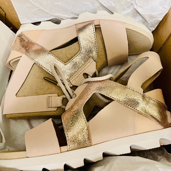 SOREL sandals in beautifully done pale rose gold and a light peachy pink. - Picture 5 of 7